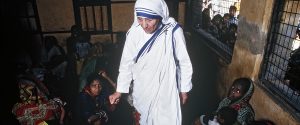 已故的印度特蕾莎修女在加爾各答的一個撫養中心照顧不同種姓和宗教的貧窮和饑餓中的人們。聯合國圖片/O. Monsen