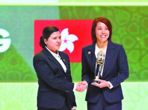 「牛丸」陳婉婷（右）獲亞洲足協本年度最佳女教練獎項（圖：蘋果日報）。