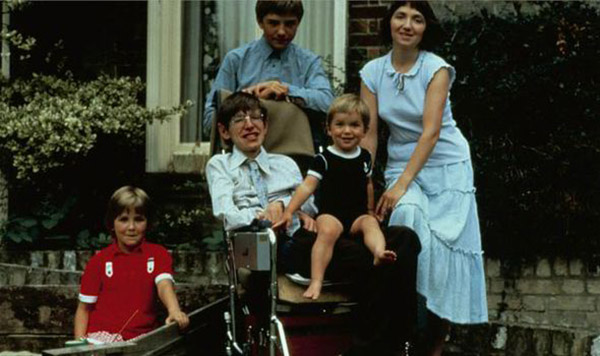 霍金與前妻珍及三位子女。