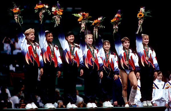 多明妮克（右三）與美國女子體操隊在阿特蘭大奧運會奪得團體賽金牌。