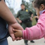 【新聞脈搏】非法進入美國境內家庭一旦被拘留，父母和子女可能永遠分離！這是如何發生的？特朗普的行政命令「朝令夕改」，能彌補這些家庭的創傷嗎？