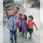 【新聞脈搏】破鞋當手機自拍，印度孩子依然快樂。網友淚回：相機是假的，笑容是真的；單純真實的幸福