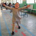 【新聞脈搏】戴著義肢的阿富汗小男孩在歡笑中起舞，喜樂也感染了他人…