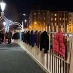 【新聞脈搏】自發幫助無家者，寒衣掛滿著名景點橋上，都柏林民眾和政府兩種反應…