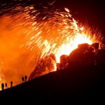 【新聞脈搏】近5萬次地震喚醒沉睡近900年的火山，炙熱熔岩染紅「冰火之國」⋯⋯