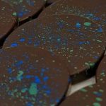 首創無可可豆的「巧克力」，能否解決傳統巧克力產業濫伐林木和僱用童工的問題？