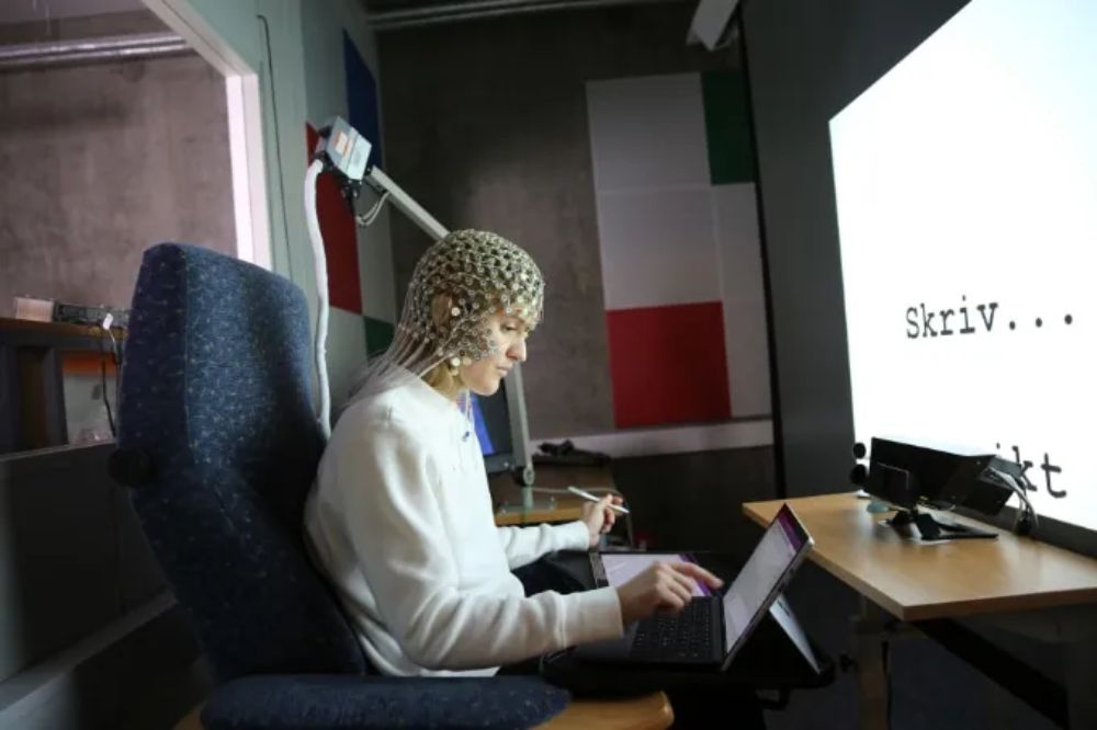 由雲達梅教授帶領的研究團隊用腦電波監測學生在寫字和打字時的腦部活動狀況。研究結果早前在期刊《Frontiers of Psychology》發表。（圖片：挪威科技大學）
