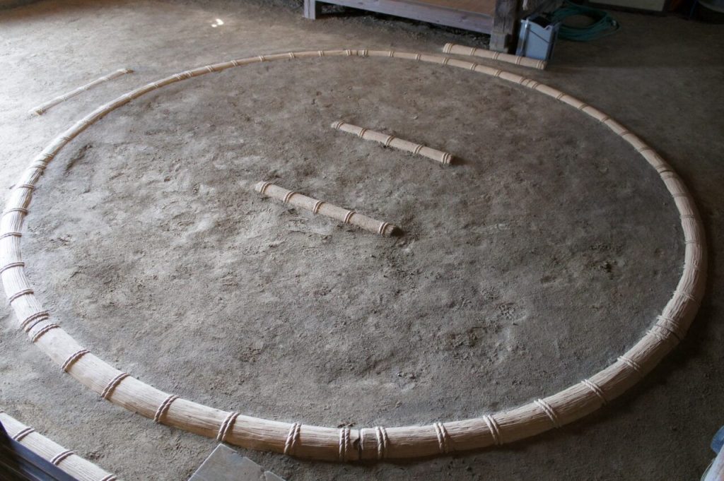 相撲比賽用的土俵，是一個長5.45公尺的正方形平台，再以32個草袋（俵）圍成直徑4.55公尺的圓形比賽場區。