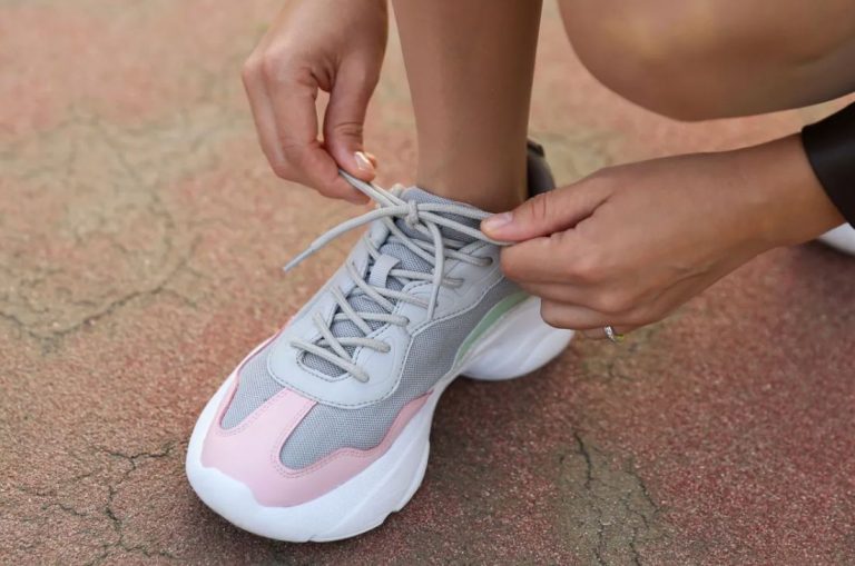 女裝跑鞋並不是按女性的體型和需要而設計的。（圖片：Petr Smagin via Getty）