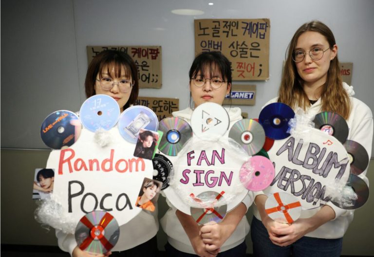 南韓粉絲收集了8千張棄置唱片,送回唱片公司,以表達他們的要求。