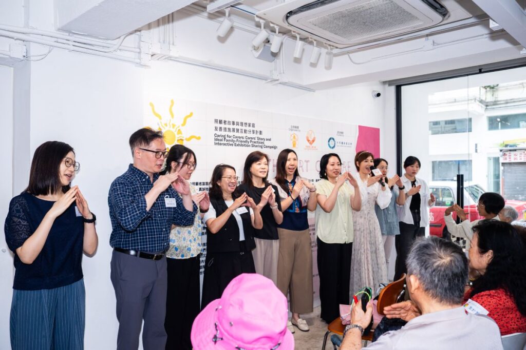 平等機會委員會機構傳訊科主管賴月玲（右四）、香港社會服務聯會業務總監譚穎茜（右五）與眾嘉賓及參與的社會服務機構代表，在計劃統籌馬可兒（右三）陪同下，為展覽主持開幕禮。
