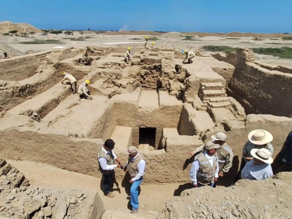 在秘魯昌昌古城遺址新近出土的墓地。(相片:©ANDINA Editora Perú)
